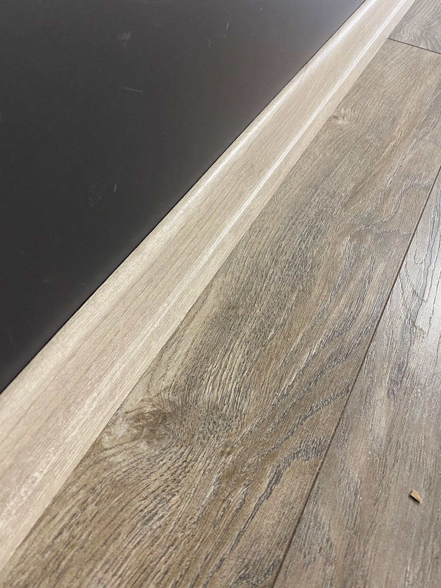 6 Cm Kireçli Dişbudak Parke Süpürgelik