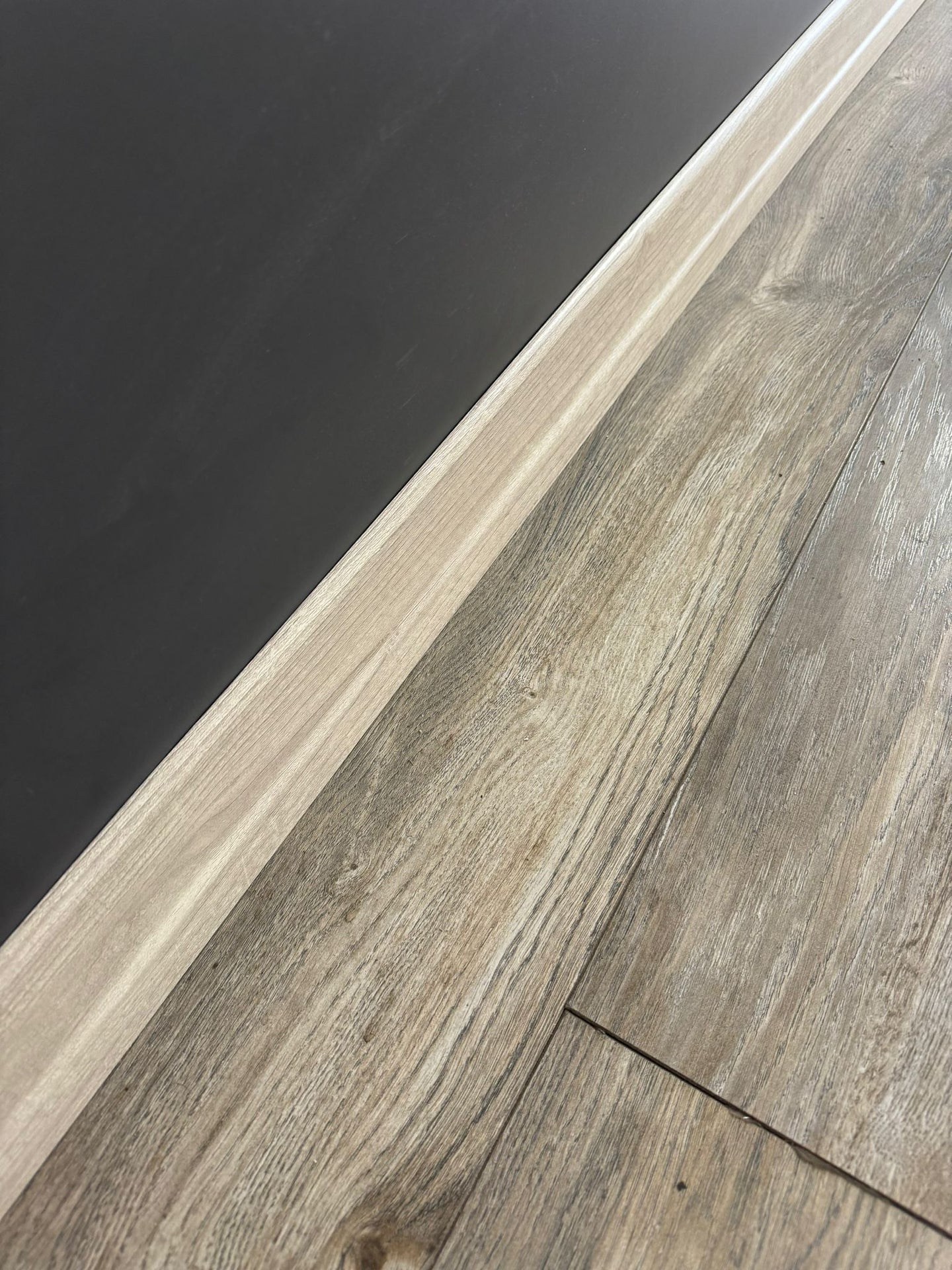 8 Cm Kireçli Dişbudak Parke Süpürgelik