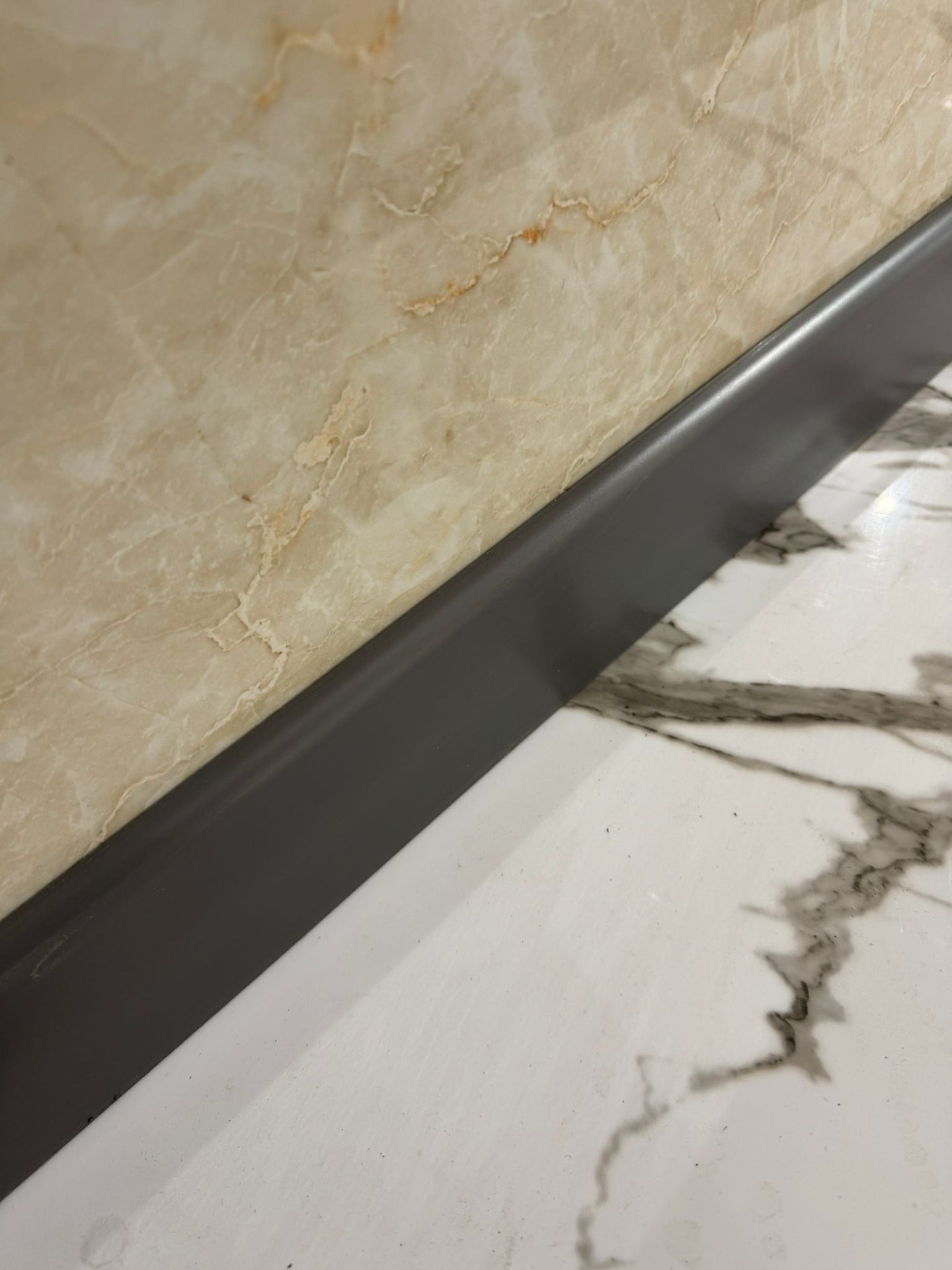 8 Cm Düz Antrasit Suya Dayanıklı Boyanabilir Polimer Süpürgelik