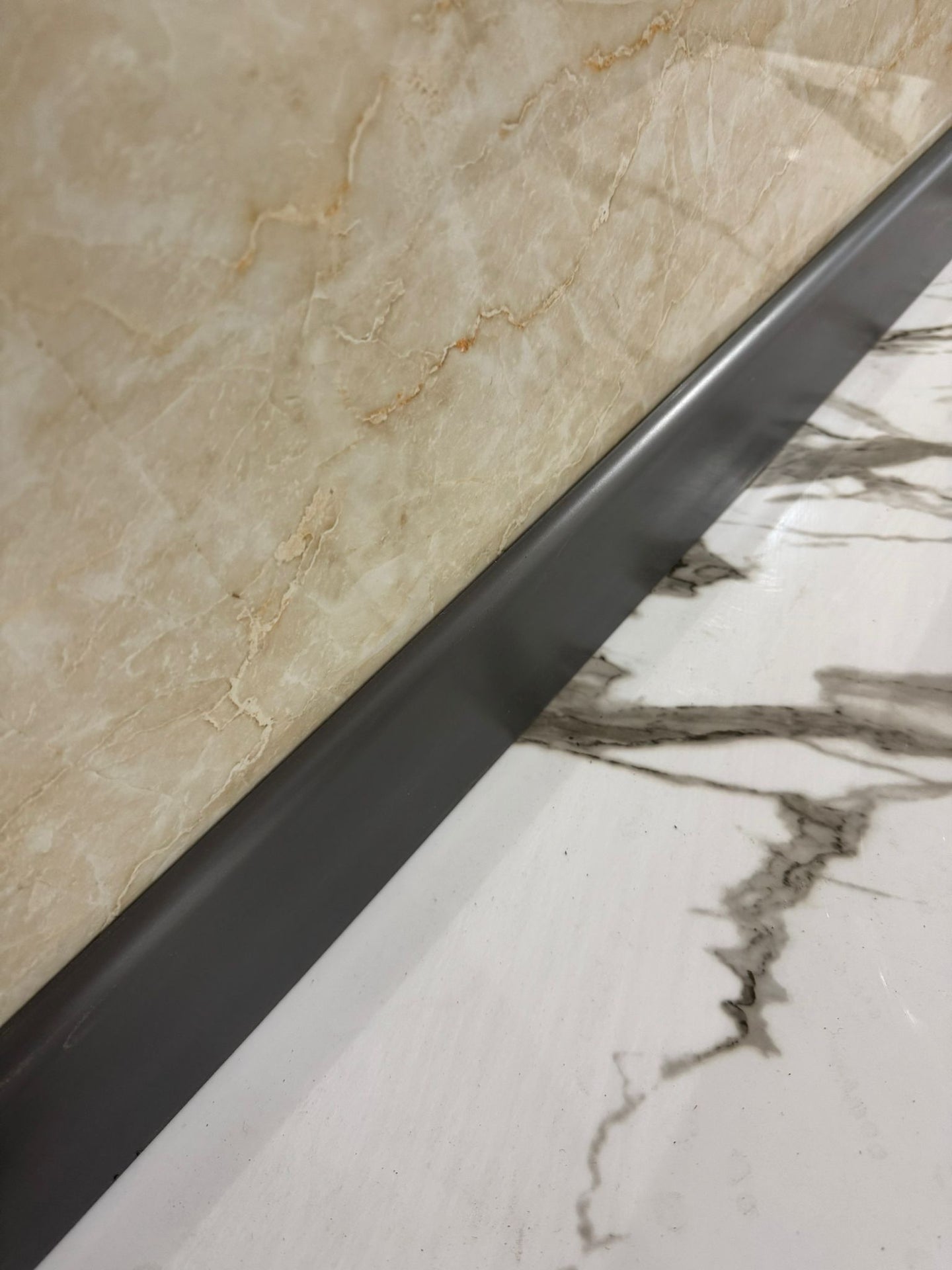 8 Cm Düz Antrasit Suya Dayanıklı Boyanabilir Polimer Süpürgelik