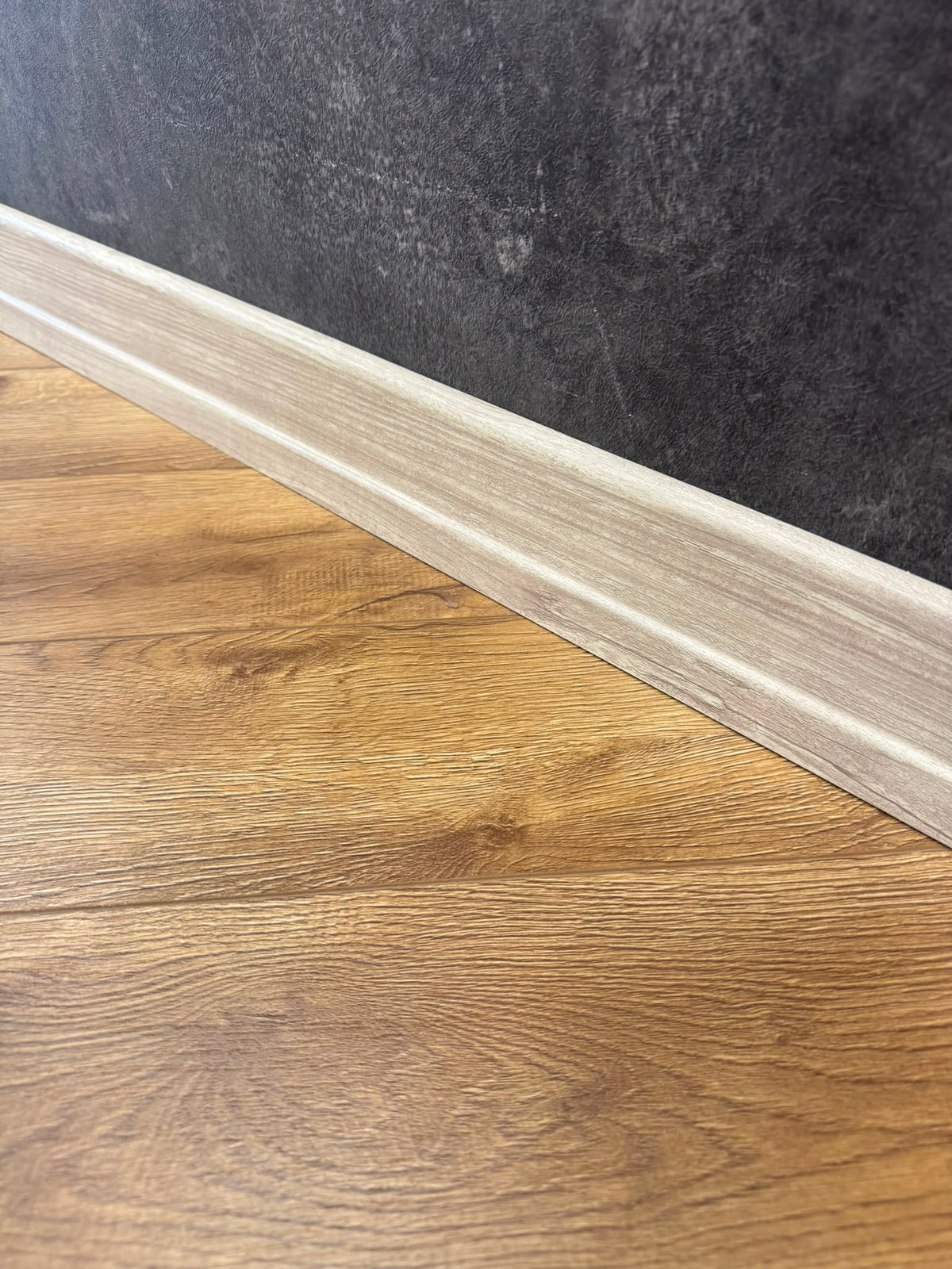 8 Cm Kireçli Dişbudak Parke Süpürgelik