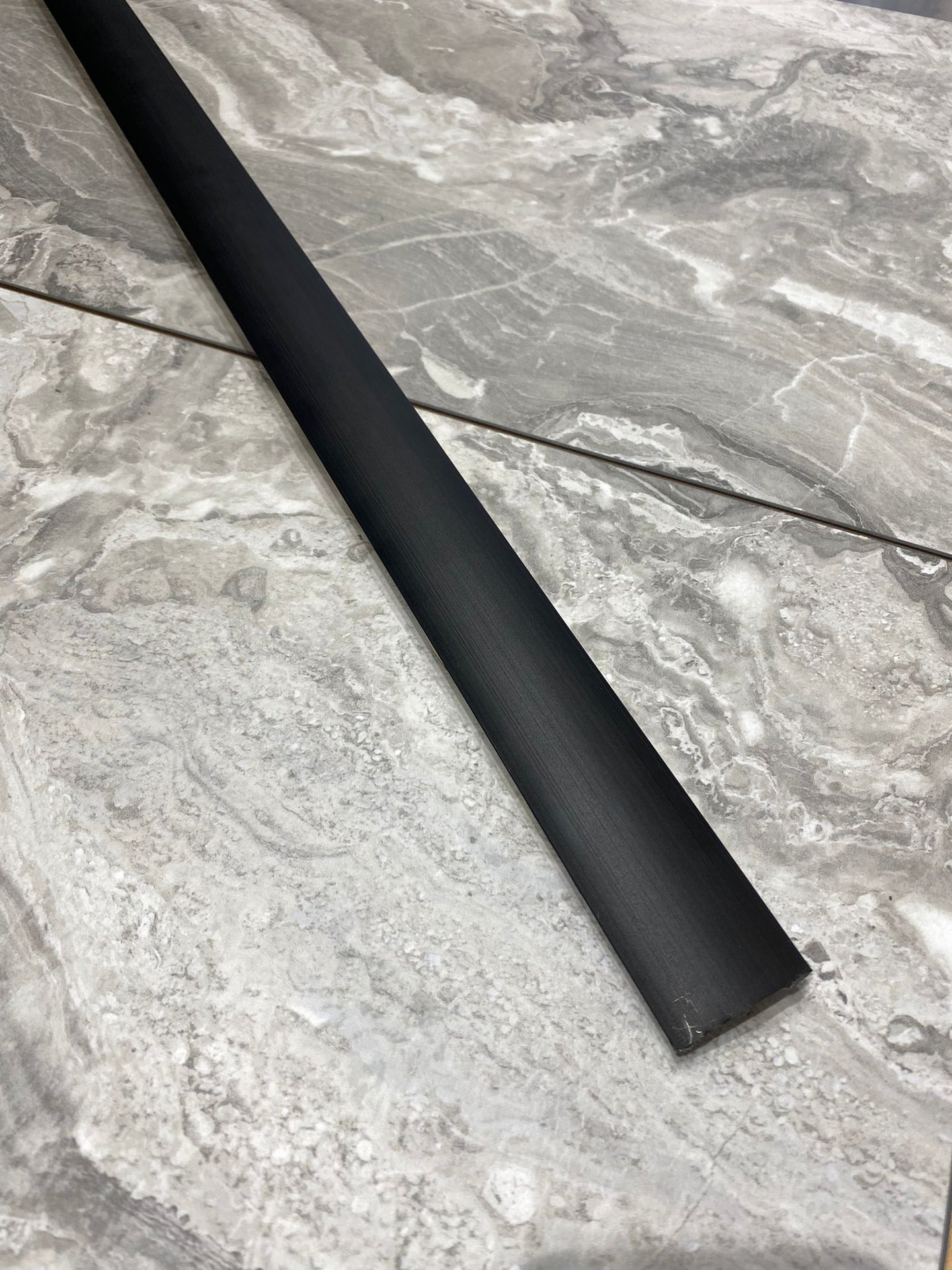 Alüminyum Siyah Kapı Eşik Profili Parke Kapı Altı Çıtası Yapışkanlı 90 cm