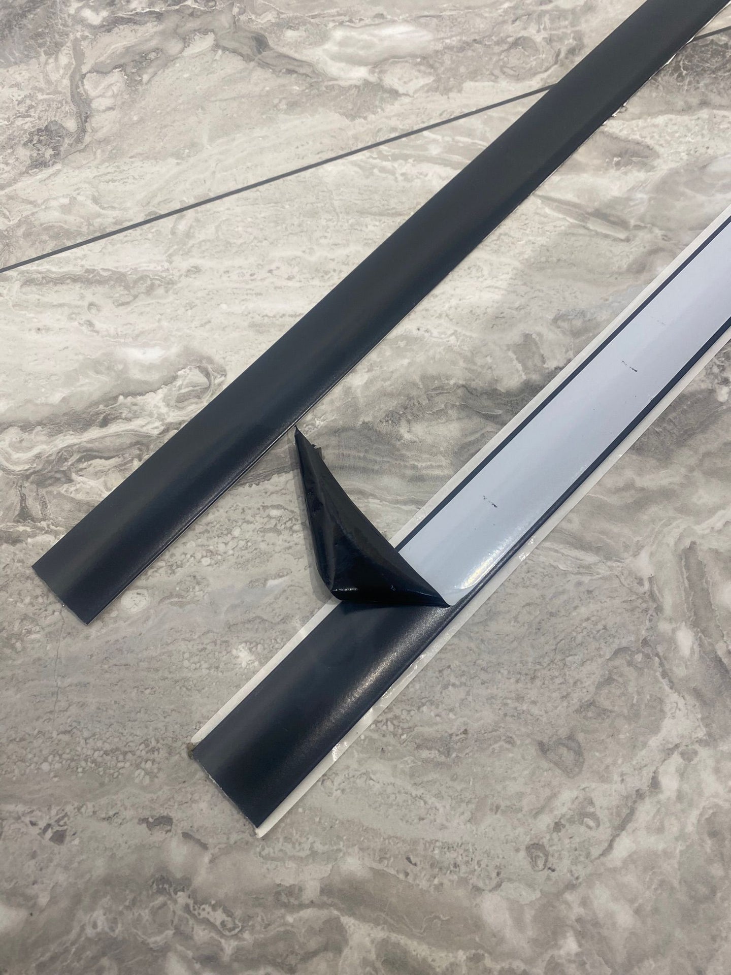 Alüminyum Antrasit Kapı Eşik Profili Parke Kapı Altı Çıtası Yapışkanlı 90 cm