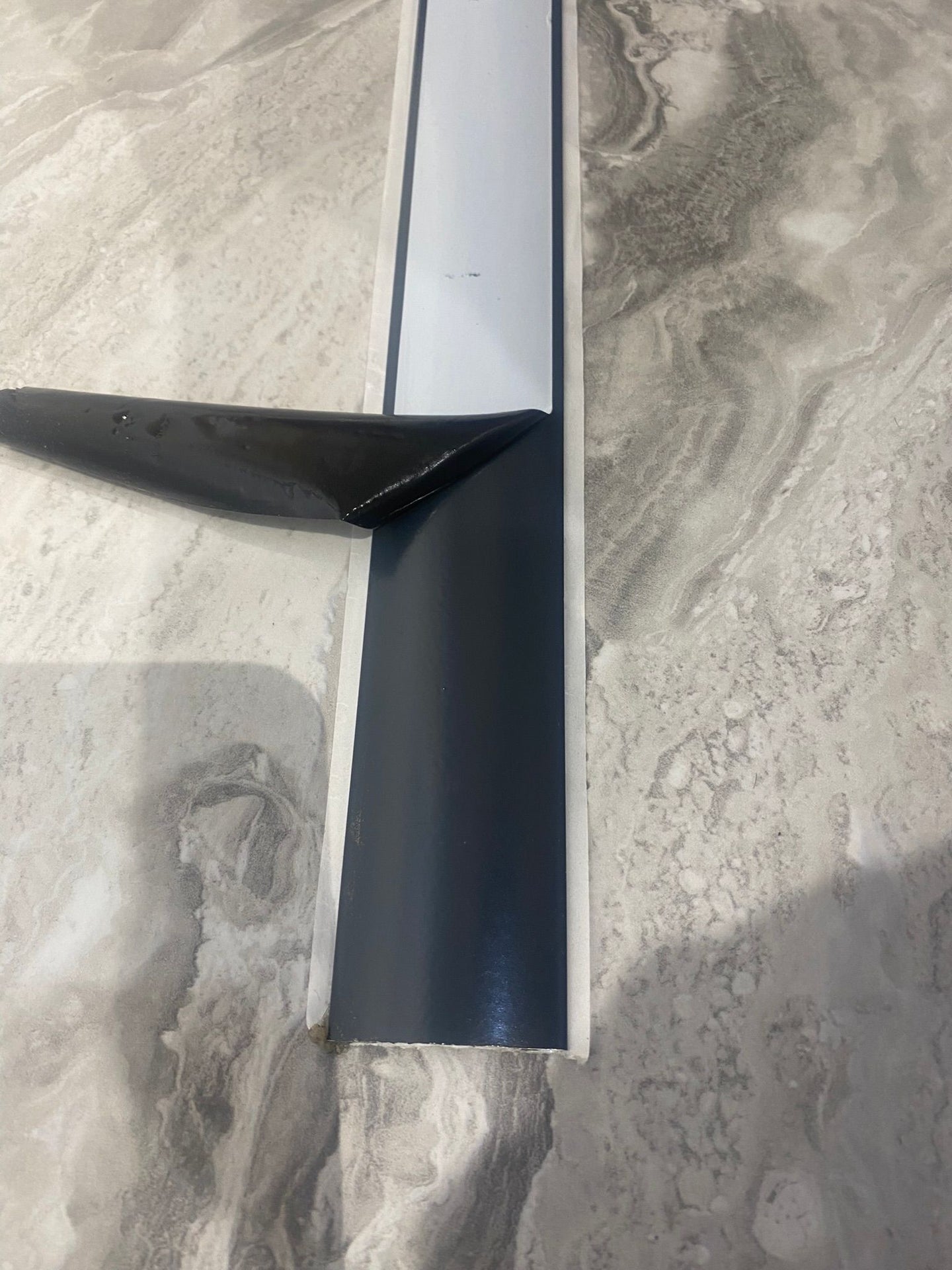 Alüminyum Antrasit Kapı Eşik Profili Parke Kapı Altı Çıtası Yapışkanlı 90 cm